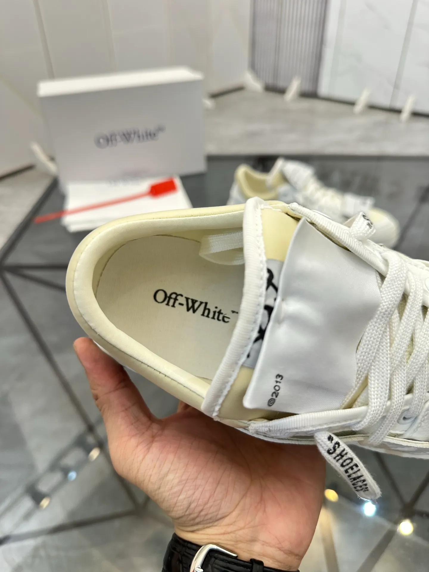 Selling men's shoes 💰: 💰P500¥ High-end top quality Product trademark: OFF WHITE *"OFF WHITE*" low-top casual shoes Regular size: 35-45 (can be customized to 46) Couple style Product materials: Upper imported first-layer cowhide stitched with original fabric, genuine leather lining, original outsole. No.: H203